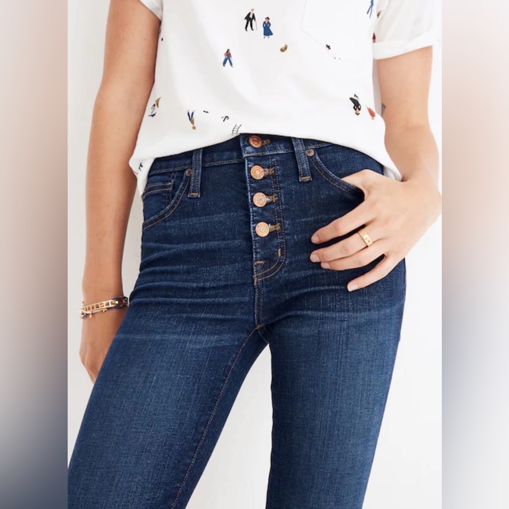 The Madewell 9" Mid-Rise Skinny Jeans in Hayes Wash: Button-Front Edition - Picture 4 of 16